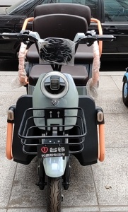 出售大三轮车，5月份购入，戴蓬