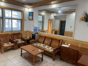 狂口社区三楼两室一厅简装房出租